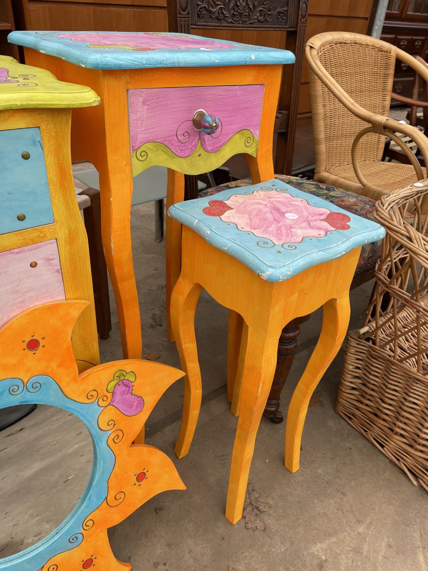 A RANGE OF BRIGHTLY PAINTED BEDTOOM FURNITURE, 3 CHESTS, MIRROR, CUPBOARDS AND SMALL TABLE - Image 5 of 6