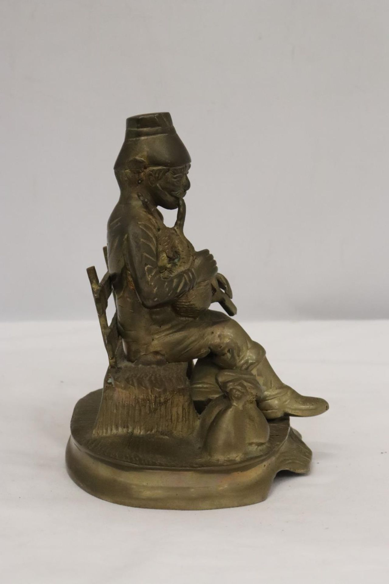 A BRASS SEATED MUSICIAN - Image 2 of 5