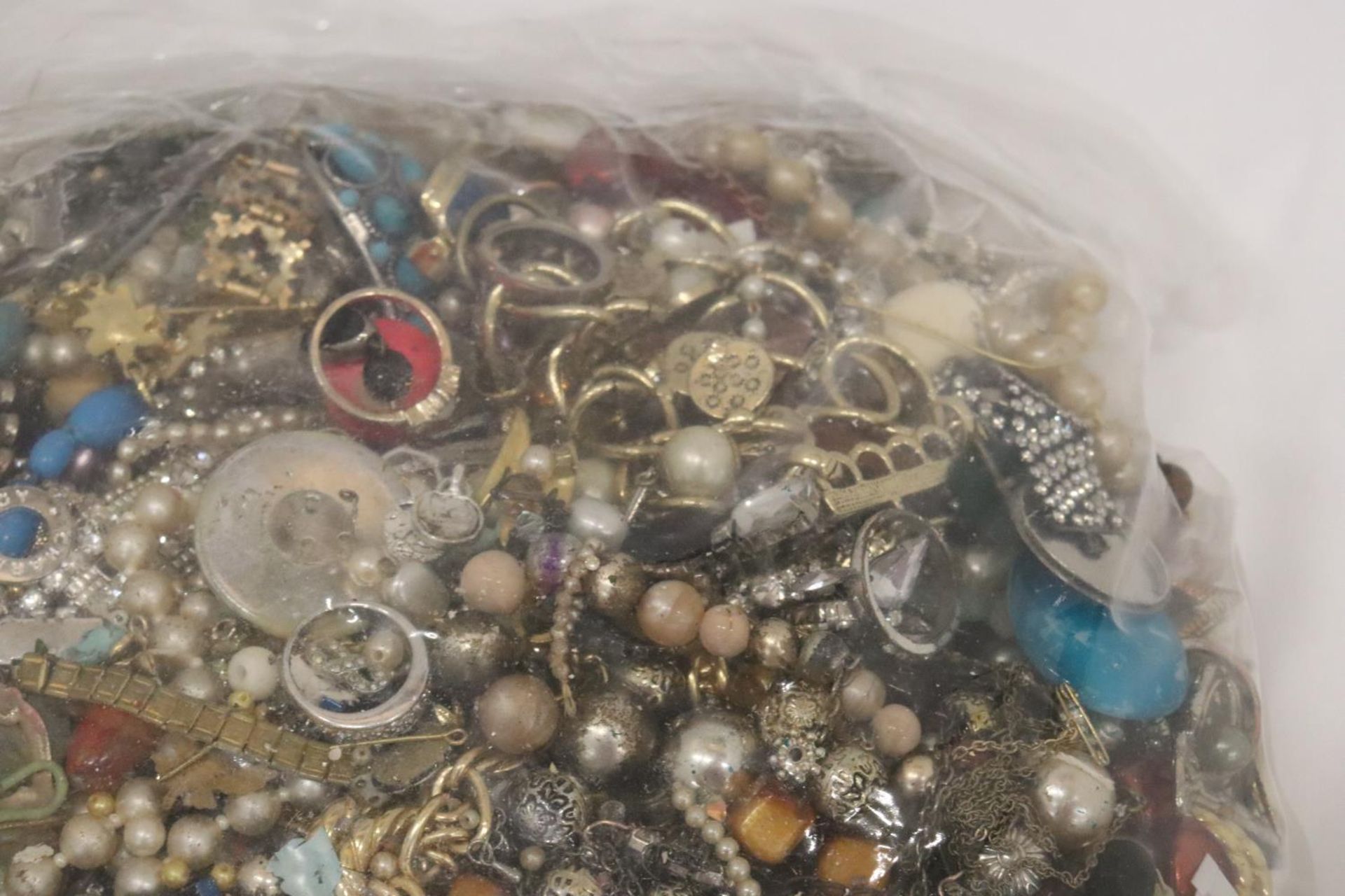 A LARGE QUANTITY OF COSTUME JEWELLERY - 5 KG IN TOTAL - Image 6 of 8