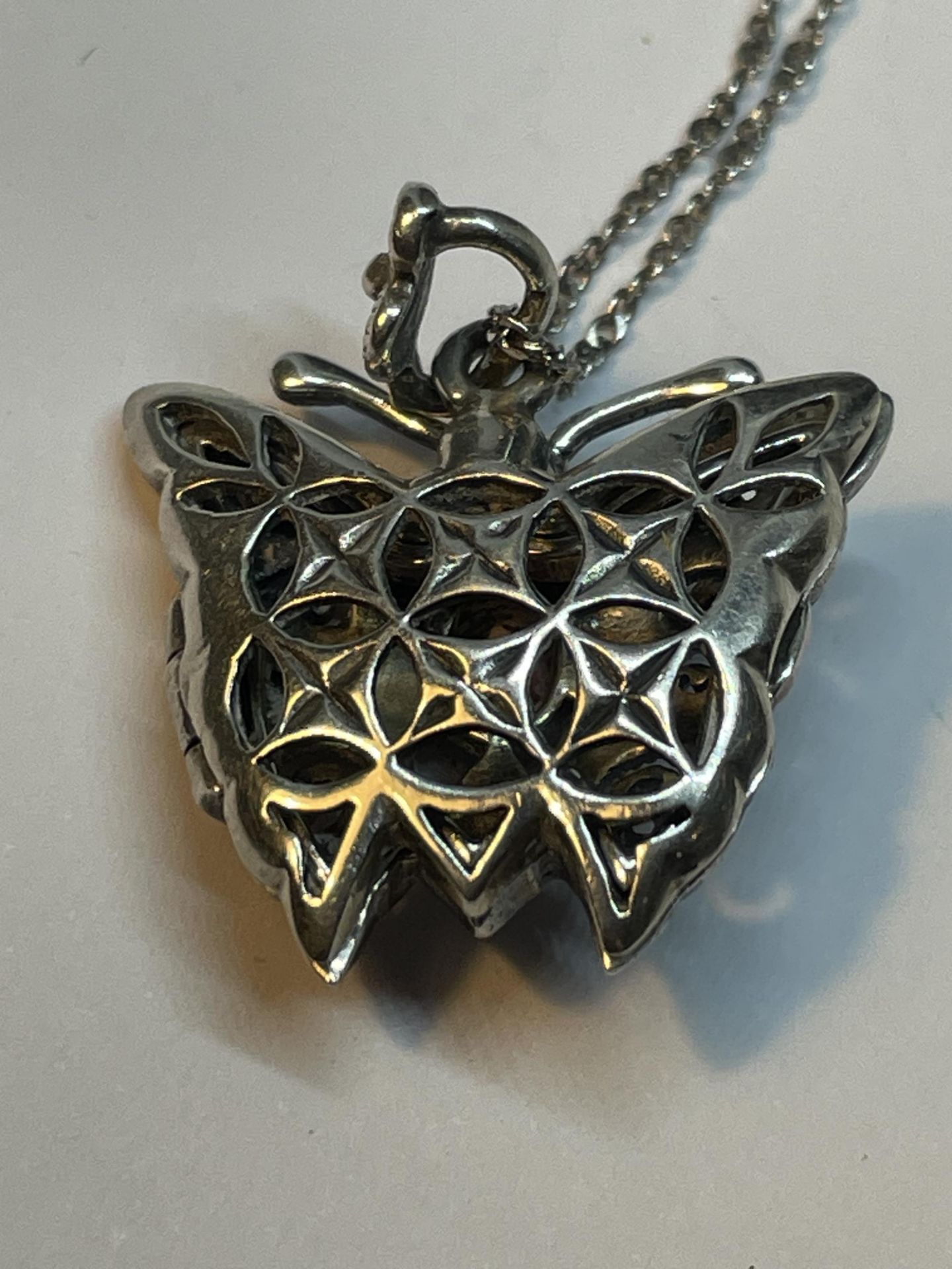 A MARKED 925 SILVER ORNATE BUTTERFLY LOCKET ON A CHAIN - Image 3 of 4