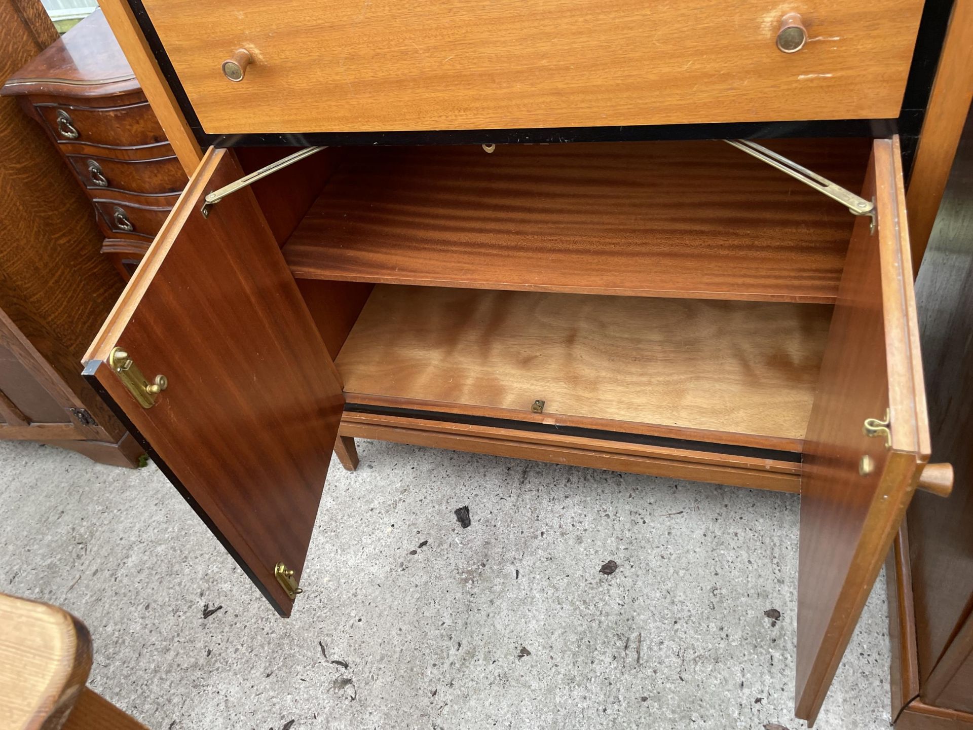 A RETRO TEAK TALLBOY ENCLOSING TWO CUPBOARDS, AND ONE DRAWER 35" WIDE - Image 4 of 4