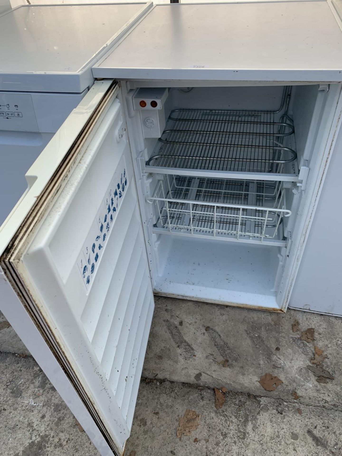 A WHITE LEC UNDERCOUNTER FREEZER - Image 2 of 2