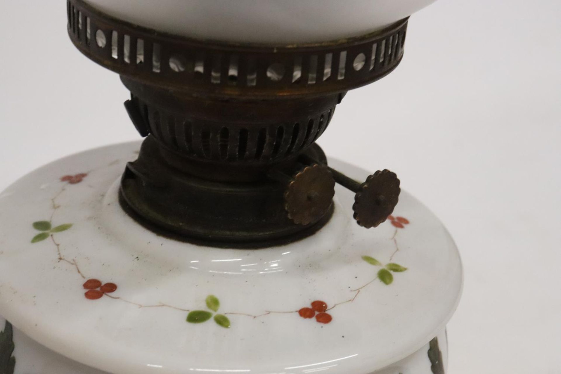 AN ANTIQUE PORCELAIN OIL LAMP - Image 4 of 5