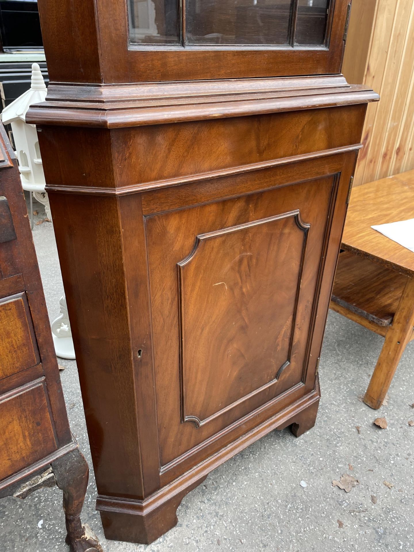 A BURTON REPRODUCTIONS MAHOGANY CORNER CUPBOARD WITH GLAZED UPPER PORTION AND DENTIL CORNICE - Image 2 of 3