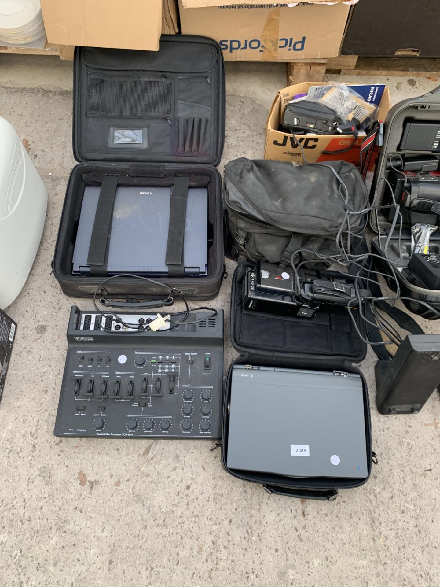 AN ASSORTMENT OF ITEMS TO INCLUDE A VIVANCO AUDIO PROCESSOR, LAPTOPS AND CAMCORDERS ETC - Image 2 of 3