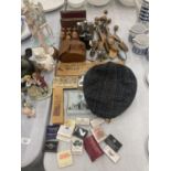 A MIXED VINTAGE LOT TO INCLUDE SHOE STRETCHERS, HIP FLASKS, A 'WOODBINES' CRIBBAGE BOARD, LETTER