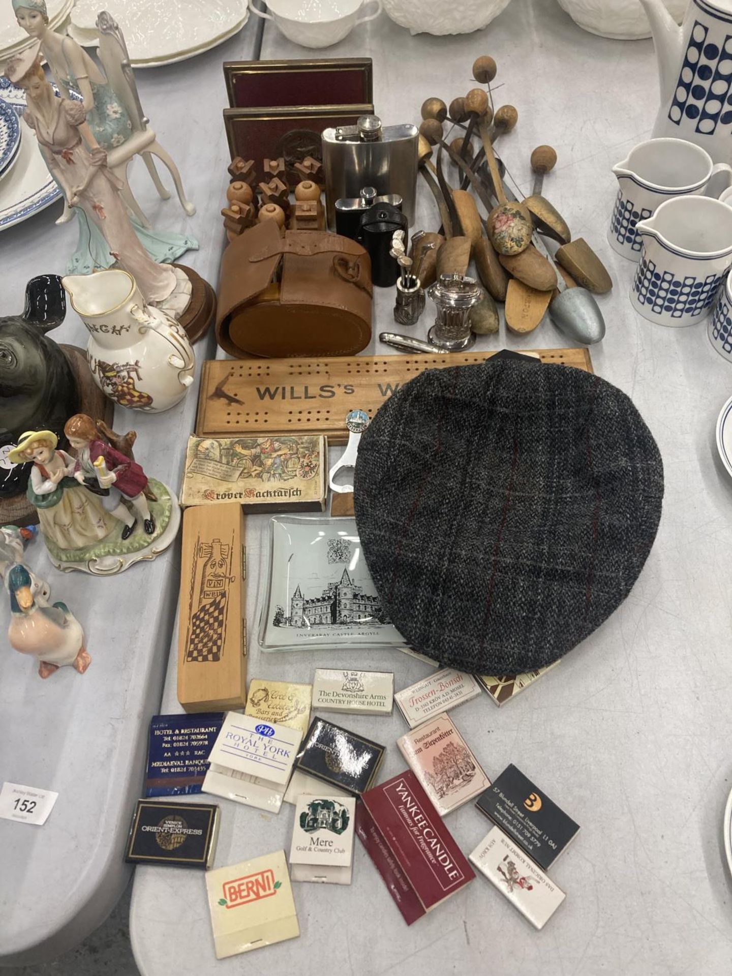 A MIXED VINTAGE LOT TO INCLUDE SHOE STRETCHERS, HIP FLASKS, A 'WOODBINES' CRIBBAGE BOARD, LETTER