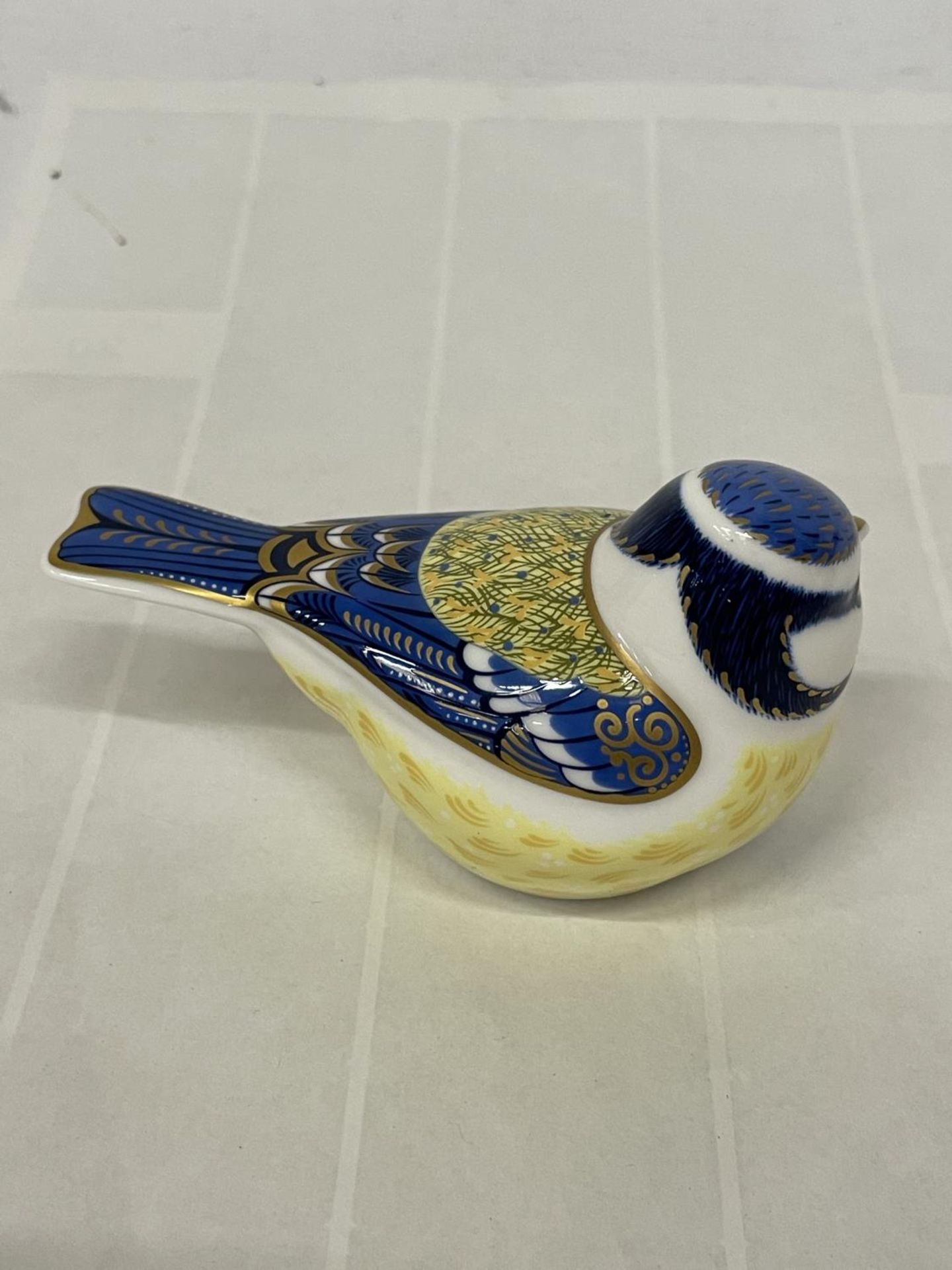 A ROYAL CROWN DERBY PAPERWEIGHT GARDEN BLUE TIT WITH GOLD COLOURED STOPPER - Image 2 of 3