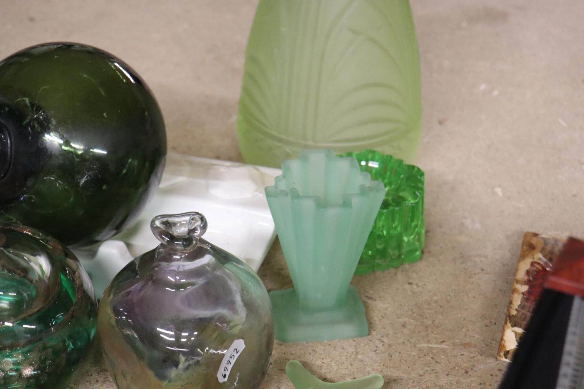 A QUANTITY OF VINTAGE GLASS TO INLCUDE TWO ROLLING PINS, GREEN GLASS VASES, ETC - Image 5 of 5