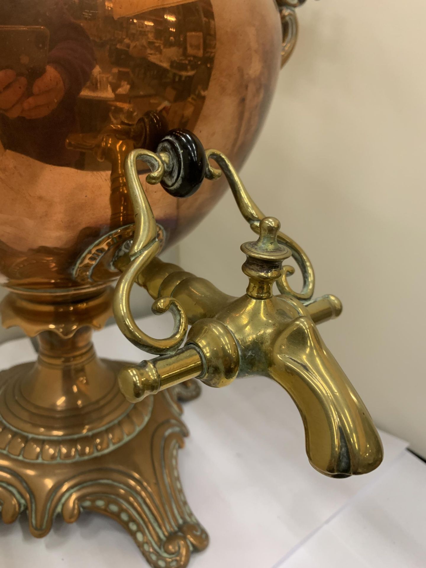A VINTAGE DECORATIVE COPPER AND BRASS SAMOVAR WITH WHITE HANDLES (ONE A/F) - Image 3 of 5