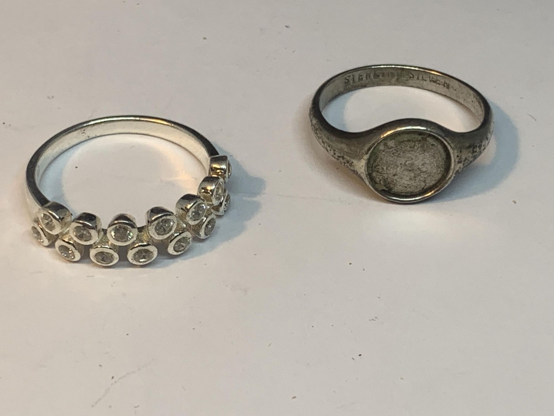 FOUR VARIOUS SILVER RINGS - Image 3 of 3