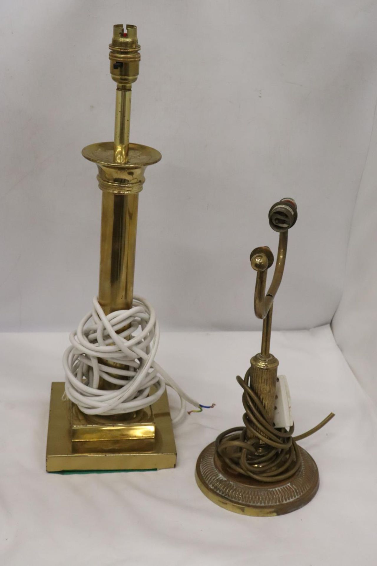 A BRASS BANKER'S LAMP AND BRASS PEDESTAL LAMP - Image 4 of 5