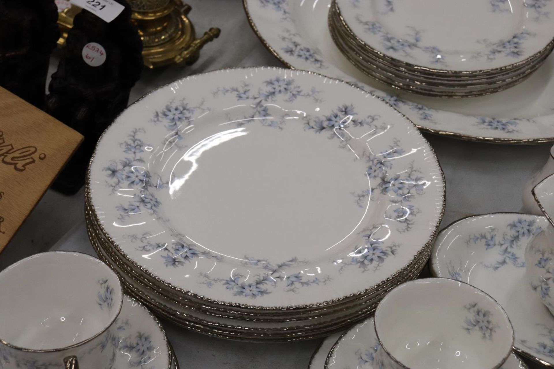 A PARAGON 'BRIDES CHOICE' DINNER SERVICE TO INCLUDE SIX OF EACH, DINNER, SALAD, SIDE PLATES, CUPS - Image 12 of 12