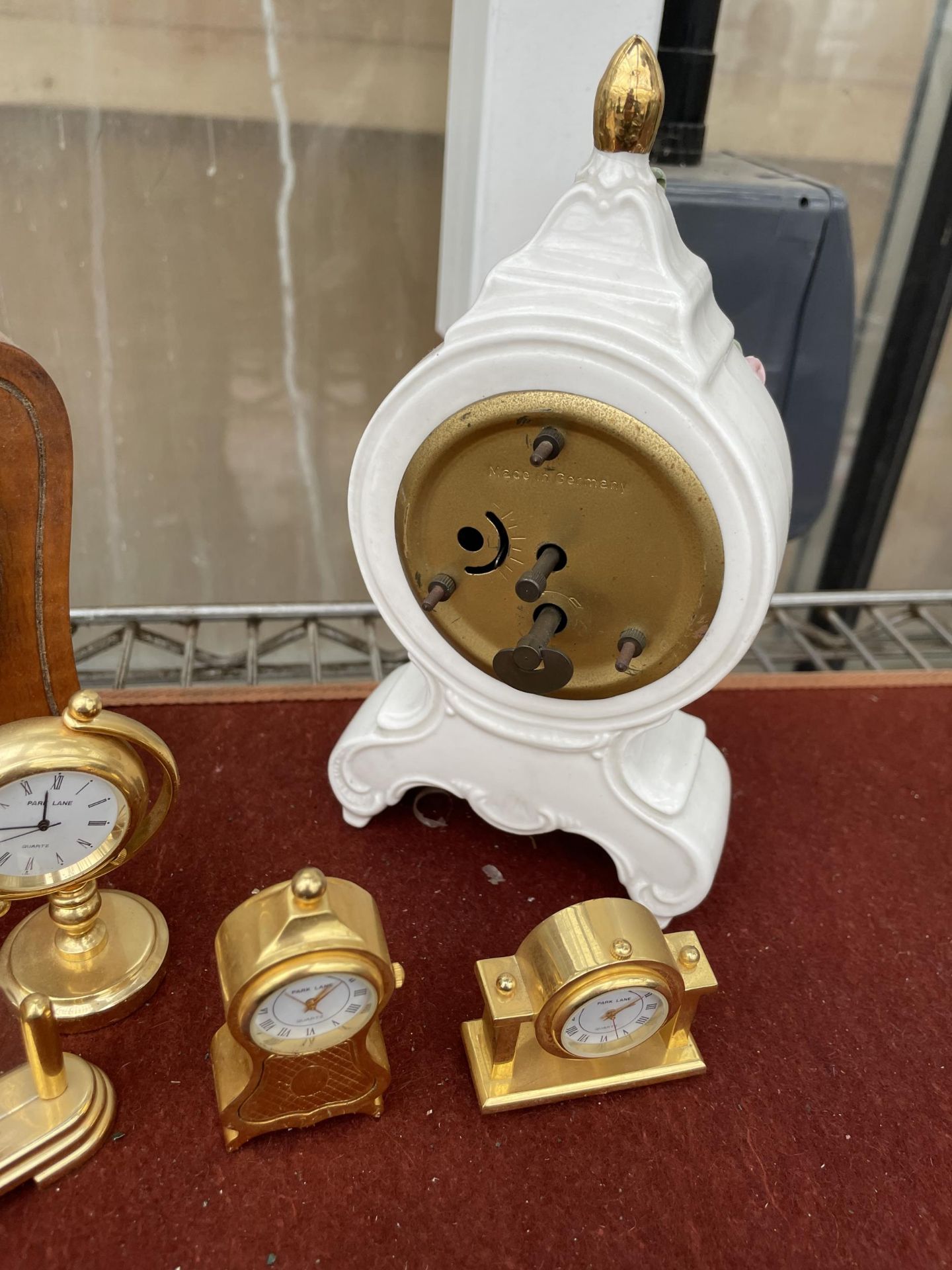AN ASSORTMENT OF CLOCKS TO INCLUDE AN OAK SMITHS MANTLE CLOCK AND FIVE MINIATURE BRASS 'PARK LANE' - Image 2 of 4