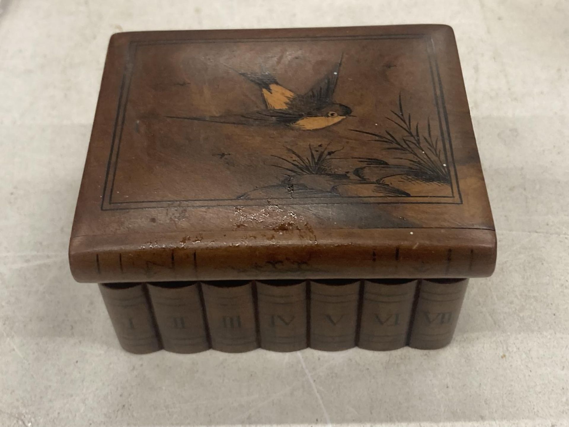 A SMALL INLAID WOODEN BOX