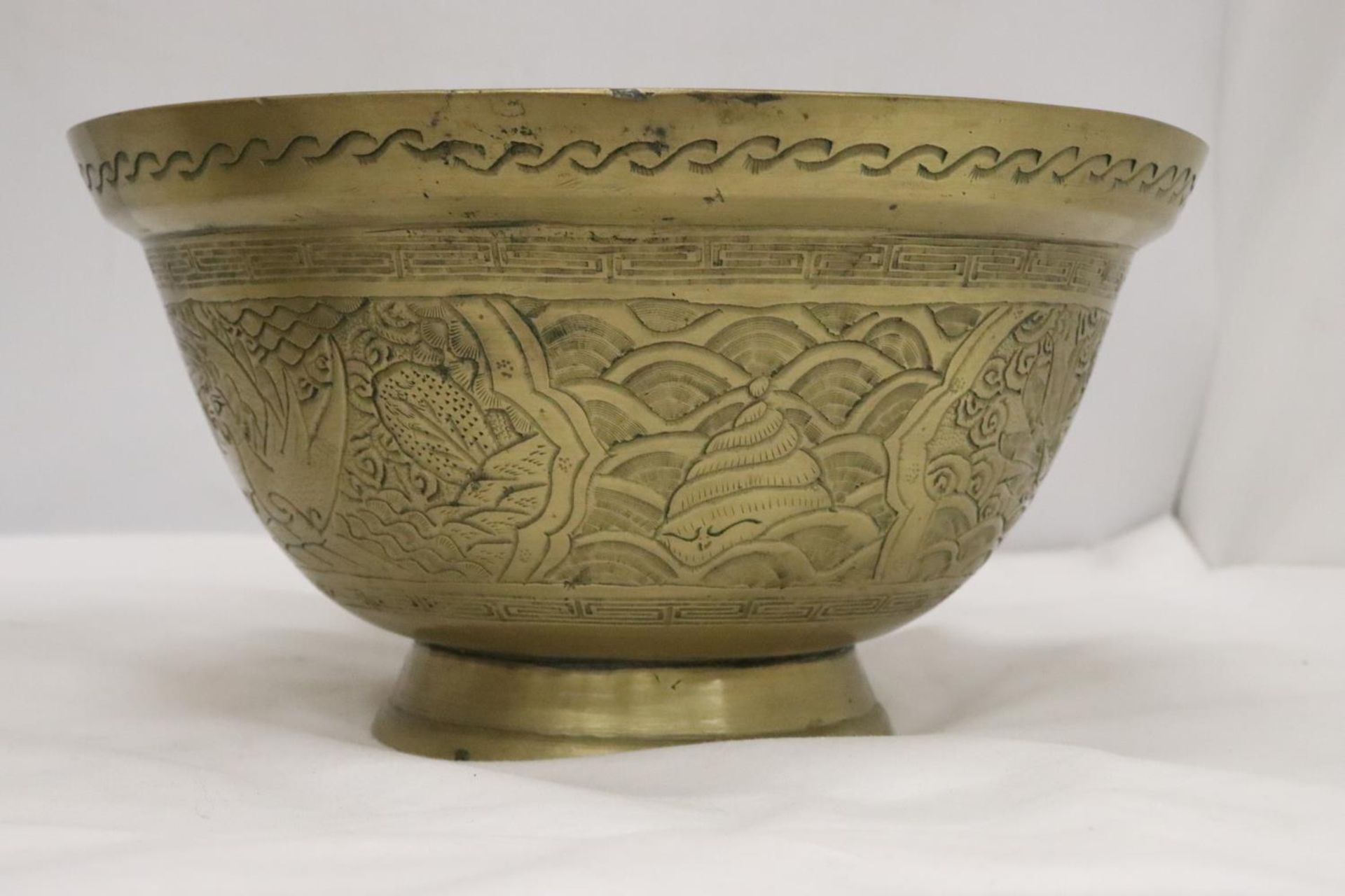 TWO HEAVY BRASS BOWLS WITH ORIENTAL DRAGON DESIGN ONE WITH LION HEAD FEATURES - Image 8 of 10