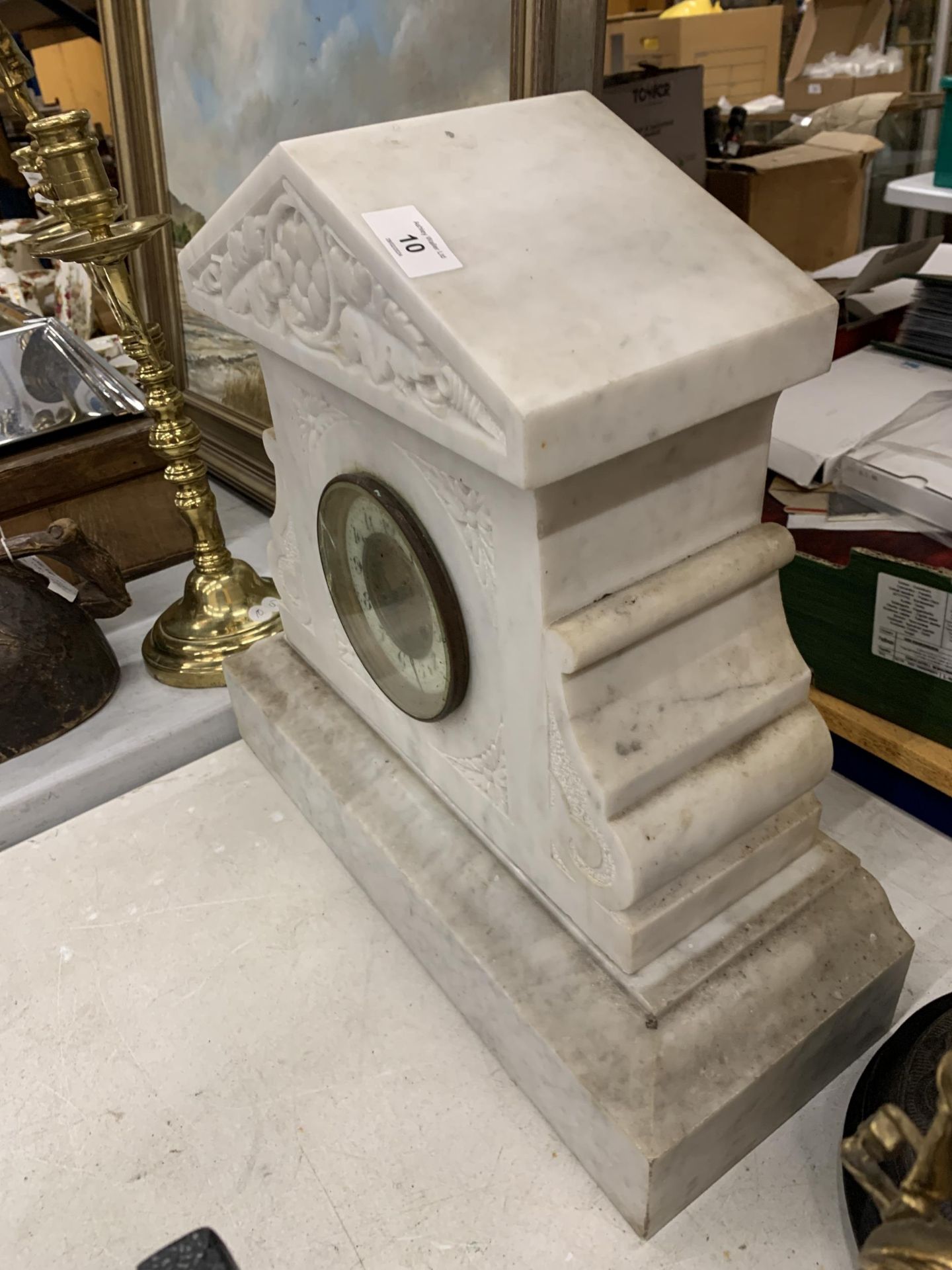 A VERY HEAVY WHITE MARBLE CLOCK WITH KEY AND PENDULUM - Bild 4 aus 6