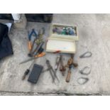 AN ASSORTMENT OF ITEMS TO INCLUDE A BRACE DRILL, BRASS COAT HOOKS AND CALIPERS ETC