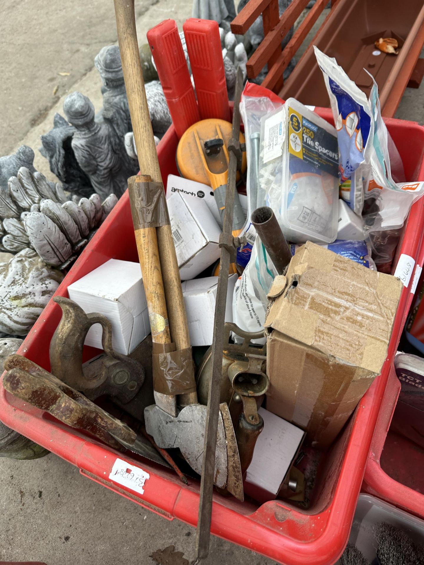 AN ASSORTMENT OF TOOLS AND HARDWARE TO INCLUDE COPPER PIPE FITTINGS, SAWS AND AN OIL CAN ETC - Image 4 of 4