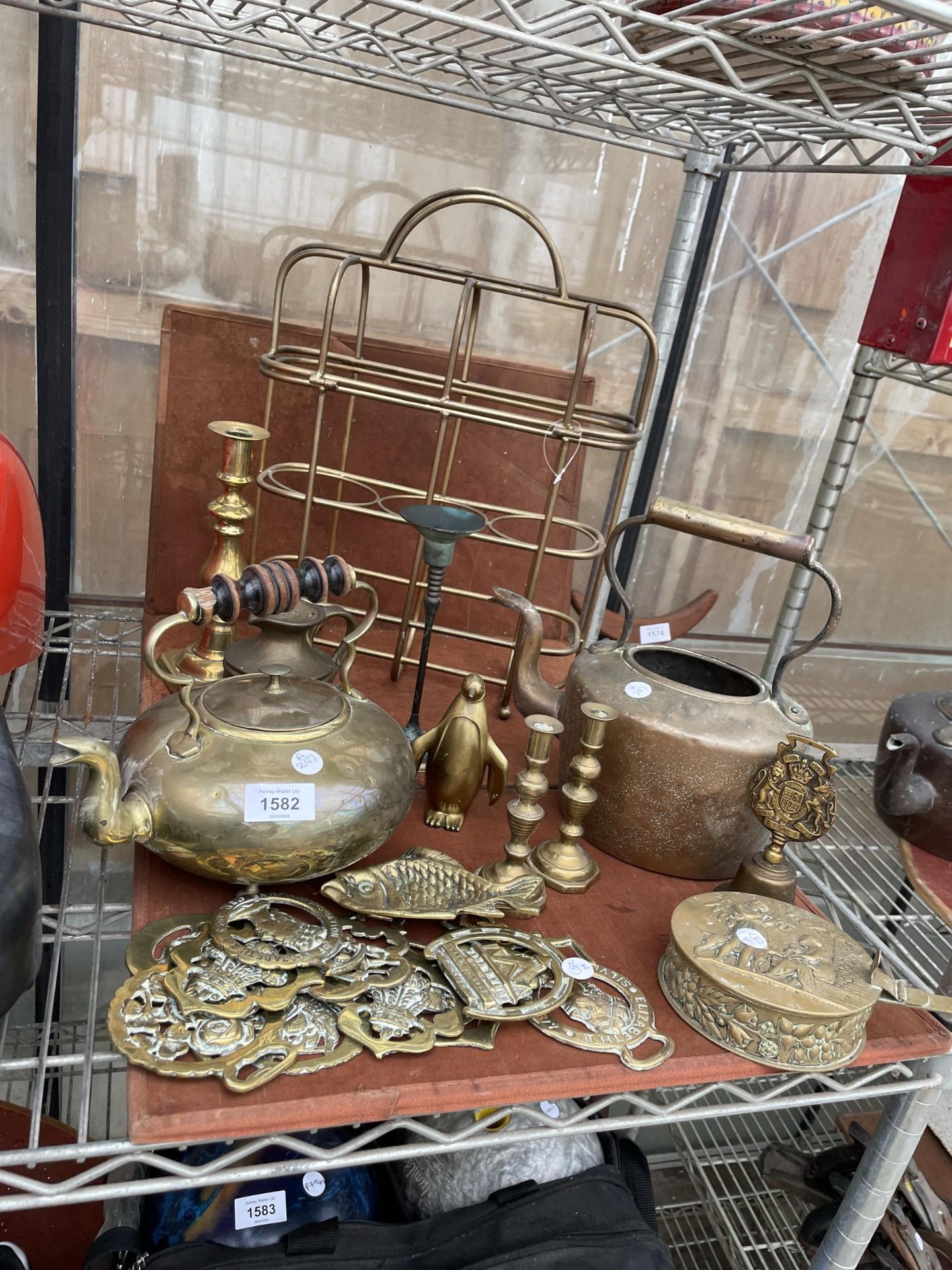 A LARGE ASSORTMENT OF BRASS WARE TO INCLUDE TWO KETTLES, HORSE BRASSES AND FIGURES ETC