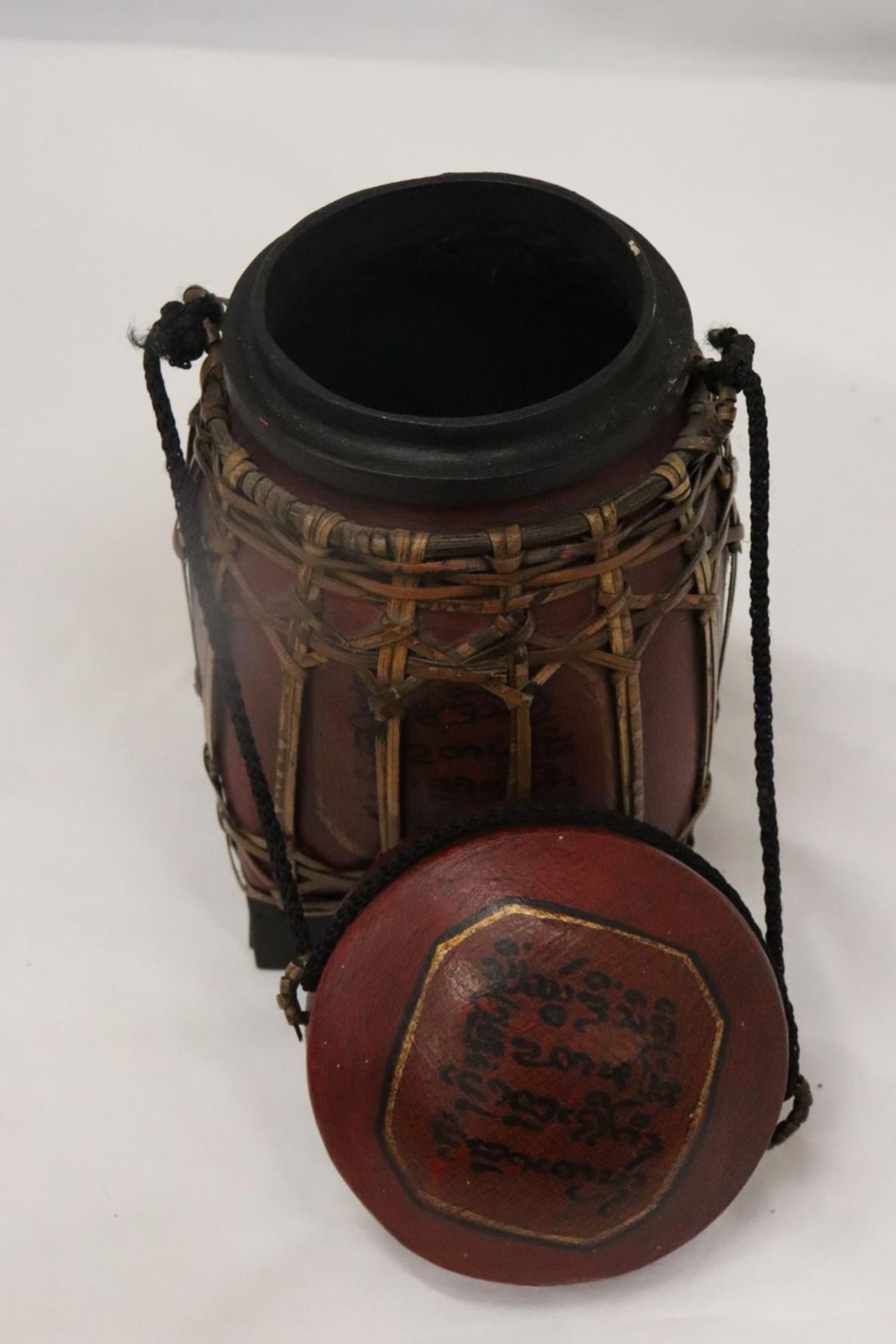 A PAPIER MACHE LIDDED POT, HEIGHT 20CM - Image 4 of 5