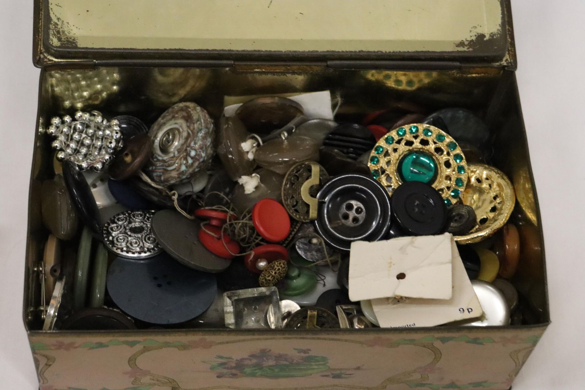 A VINTAGE TIN CONTAINING A LARGE QUANTITY OF VINTAGE BUTTONS TO INCLUDE VOGUE STAR, HARRODS, ETC., - Bild 2 aus 7