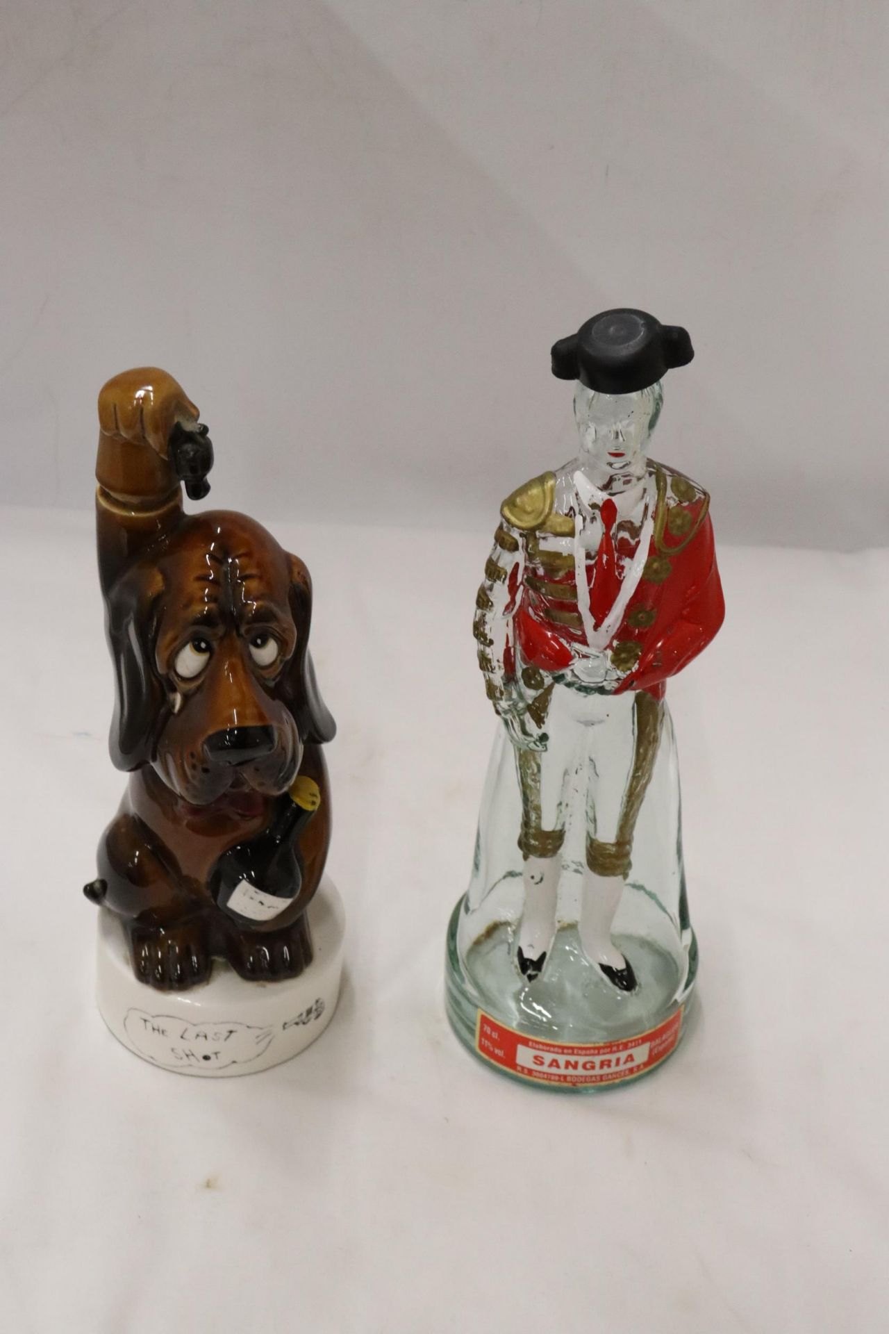 AN UNUSUAL SANGRIA DECANTER IN THE FORM OF A MATADOR AND 'THE LAST SHOT' DROOPY DECANTER - Bild 7 aus 7