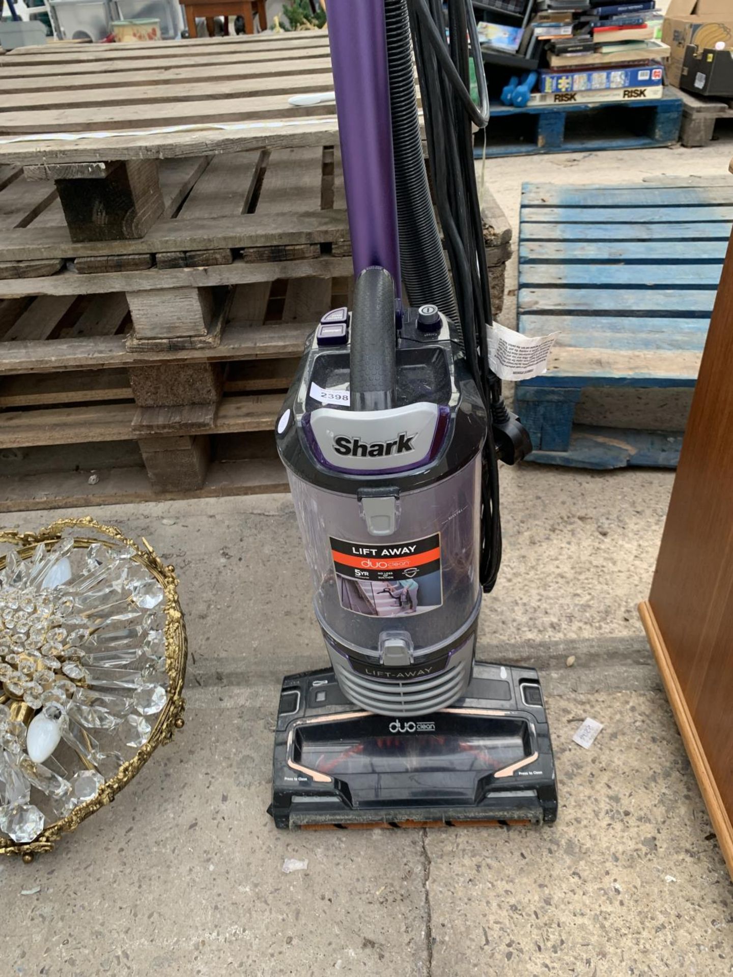 A SHARK DUO CLEAN LIFT AWAY VACUUM CLEANER - Image 2 of 2