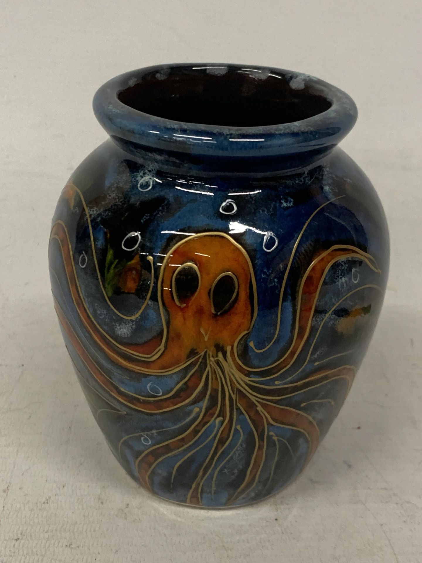AN ANITA HARRIS HAND PAINTED AND SIGNED IN GOLD OCTOPUS VASE