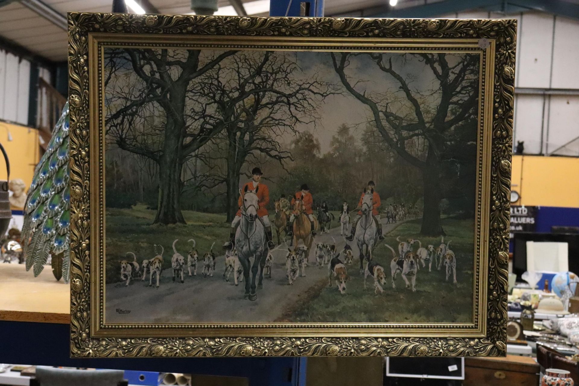 A LARGE GILT FRAMED PRINT OF A HUNTING SCENE, 78CM X 61CM