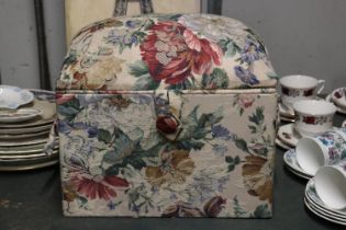 AN UPHOLSTERED SEWING BOX WITH CUSHIONED LID TO INCLUDE CONTENTS OF SEWING ACCESSORIES, HEIGHT 28CM,