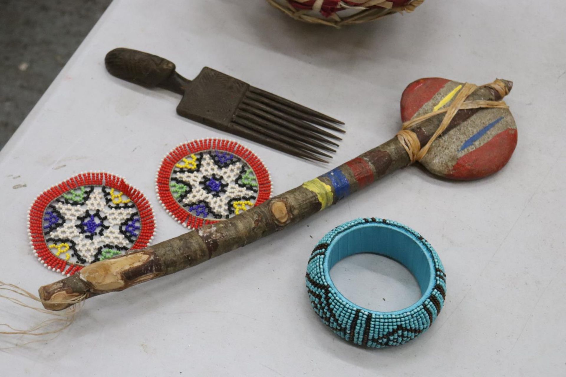 A QUANTITY OF AFRICAN ITEMS TO INCLUDE A DRUM, COMB, ETC., - Bild 4 aus 8