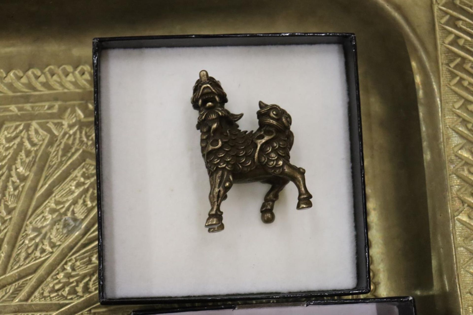 A MIXED LOT TO INCLUDE A BURIAL URN, AN ORNATE METAL HORSE SCULPTURE, BRASS TRAY ETC., - Image 9 of 10