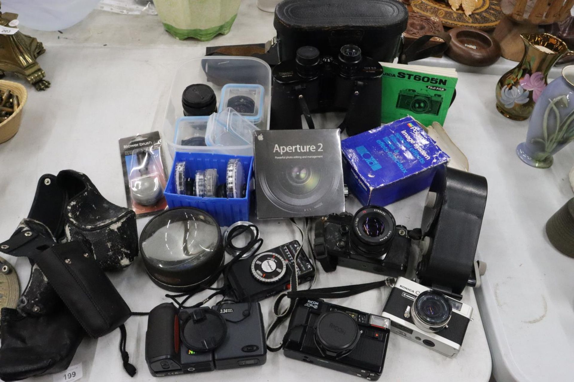 A COLLECTION OF VINTAGE CAMERAS, ETC TO INCLUDE A CONTAX WITH A CARL ZEISS LENS, RICOH AF-5, NIKON