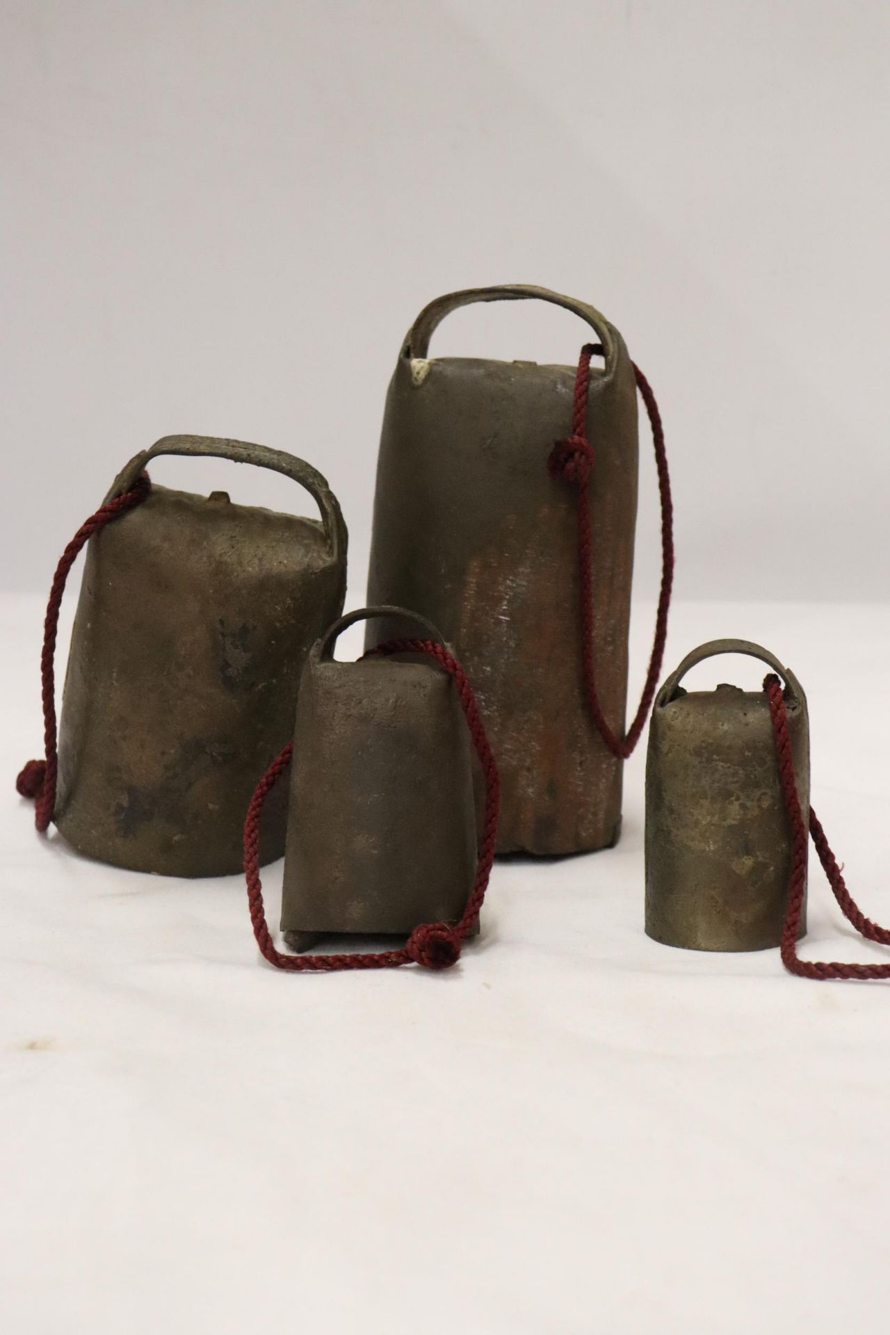 FOUR ORNAMENTAL 'COW' BELLS - Bild 2 aus 6