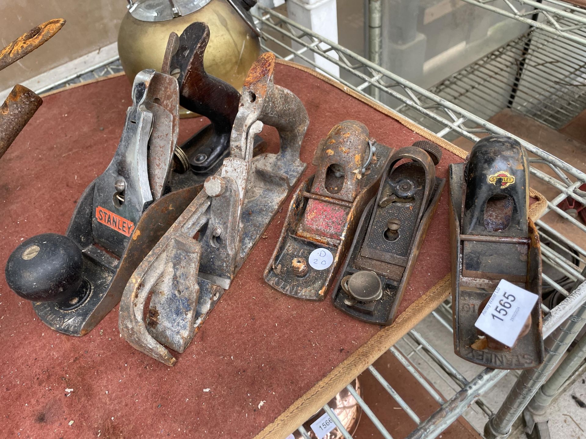 AN ASSORTMENT OF FIVE VINTAGE WOOD PLANES TO INCLUDE A RECORD 078, TWO STANLEY 110 AND A STANLEY NO.