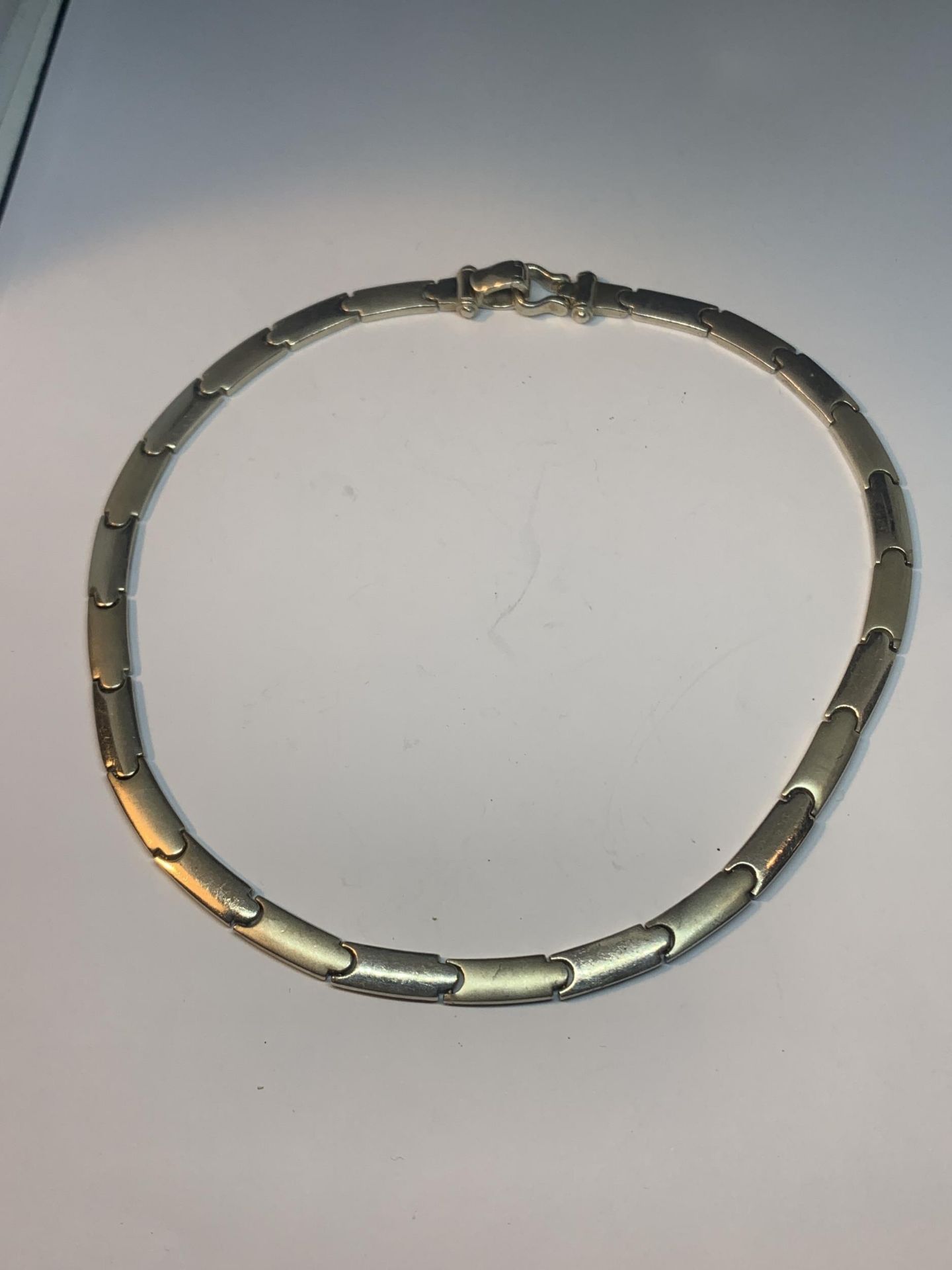 A HEAVY MARKED SILVER NECKLACE
