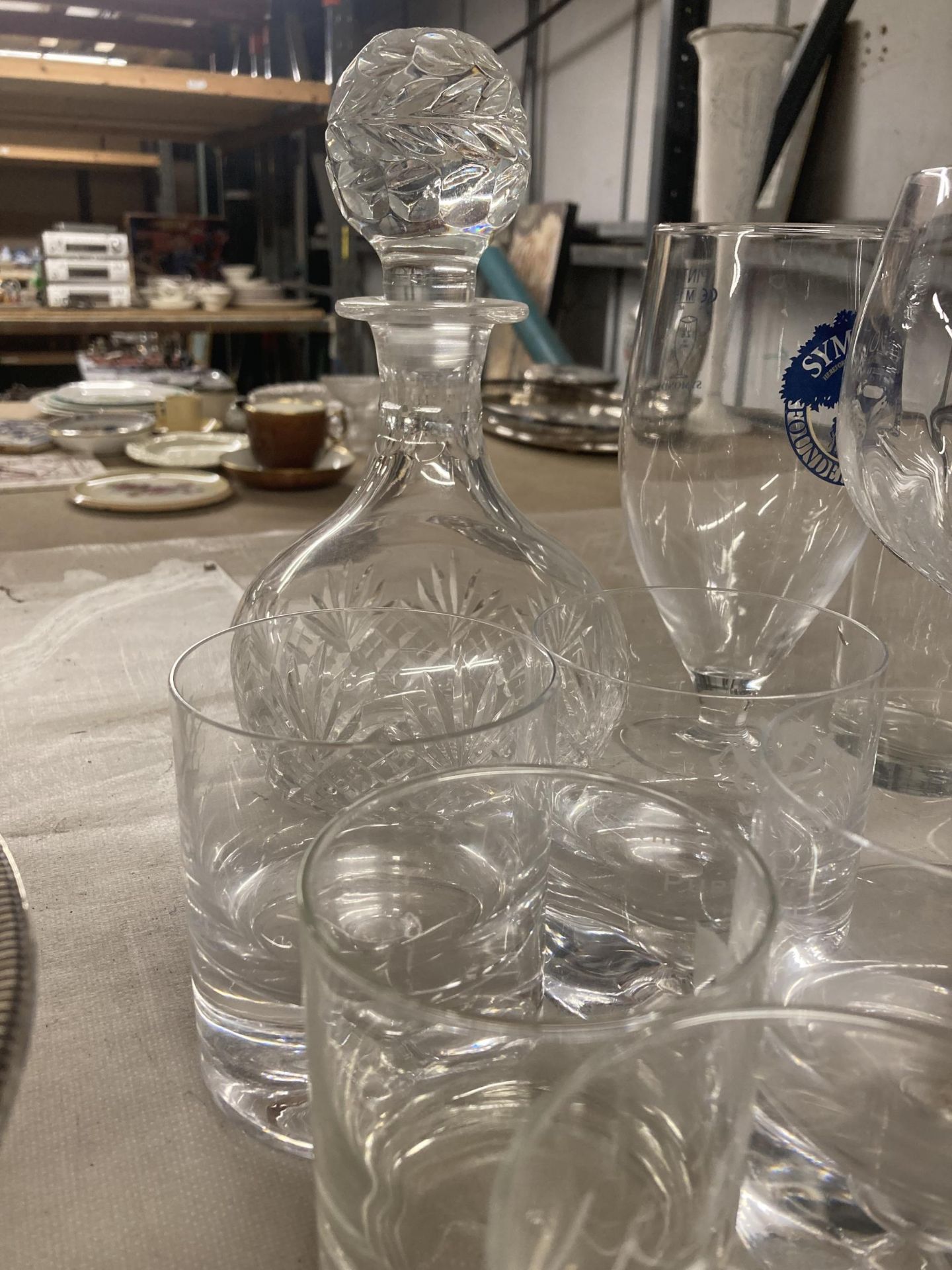 VARIOUS GLASSWARE TO INCLUDE A DECANTER, GIN GLASSES, TUMBLERS ETC - Image 2 of 5