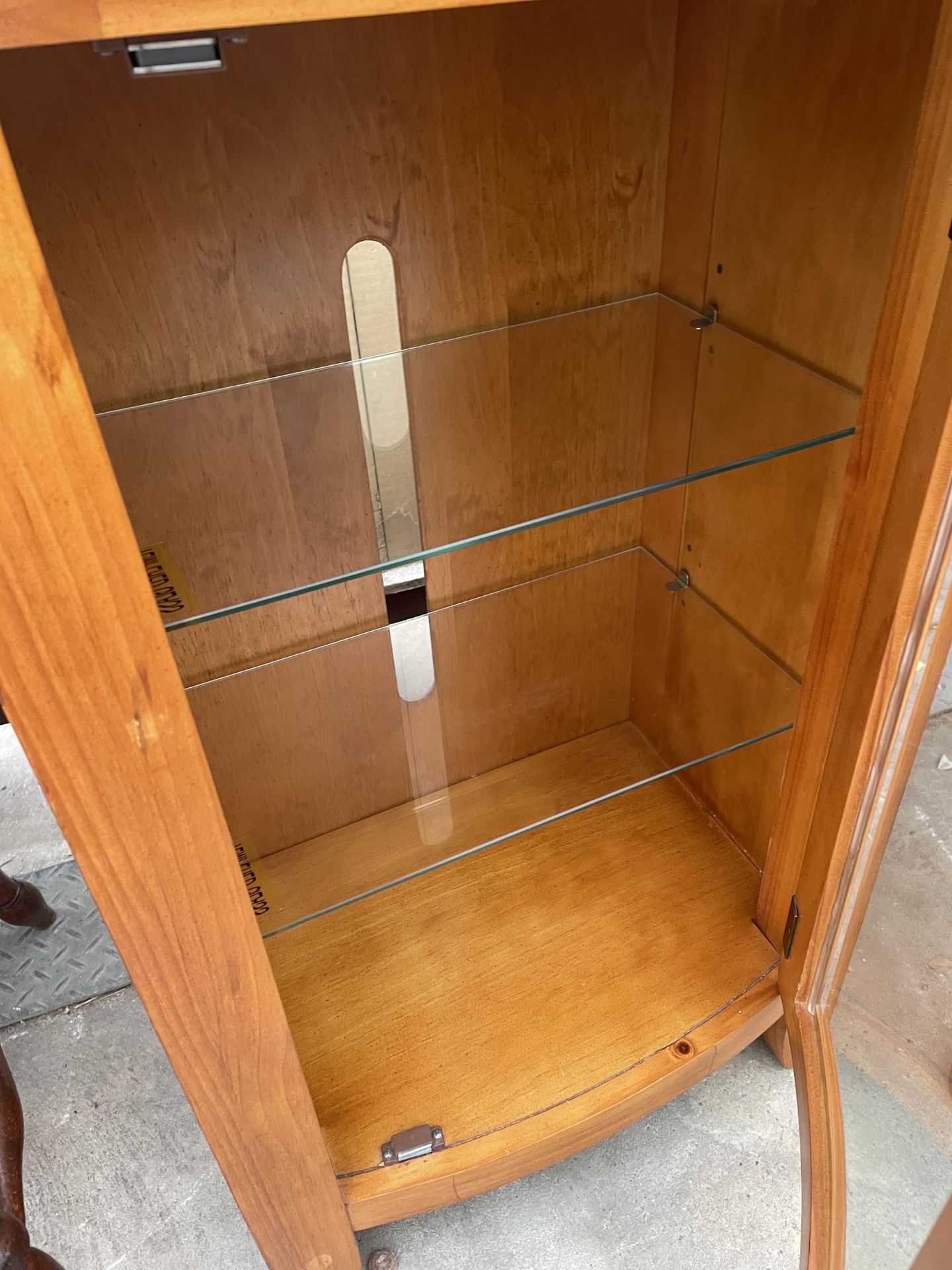 A BOW FRONTED CABINET WITH GLASS DOOR 24" WIDE - Image 3 of 3