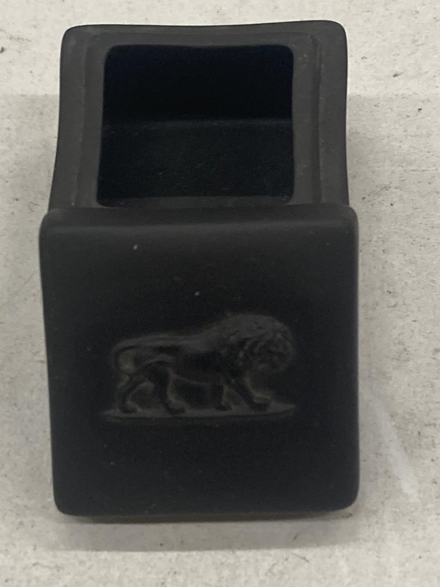 A BLACK WEDGWOOD BASHULT TRINKET BOX - Image 2 of 3