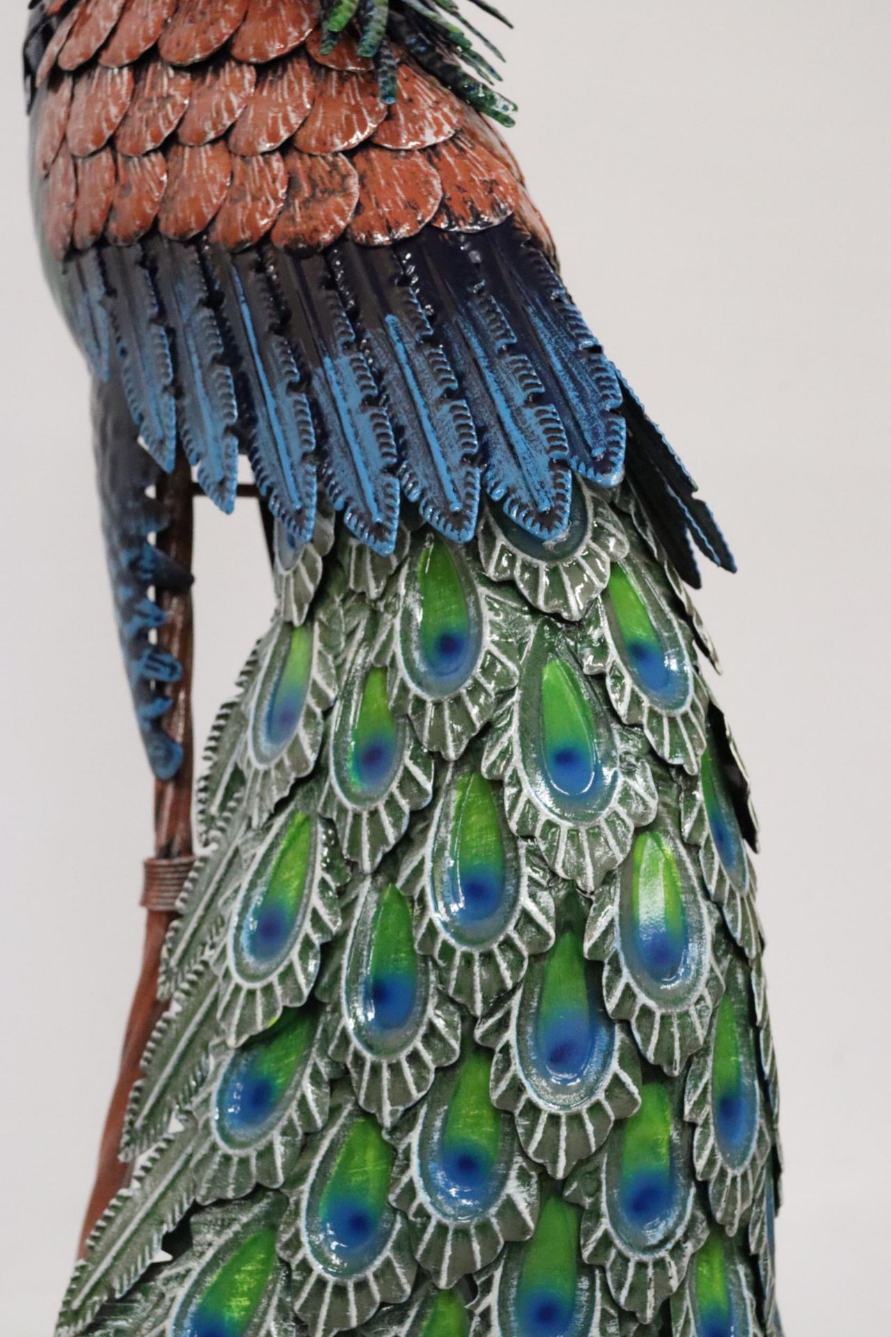 A HEAVY METAL PAINTED PEACOCK GARDEN ORNAMENT, 1 METRE HIGH - Image 6 of 8