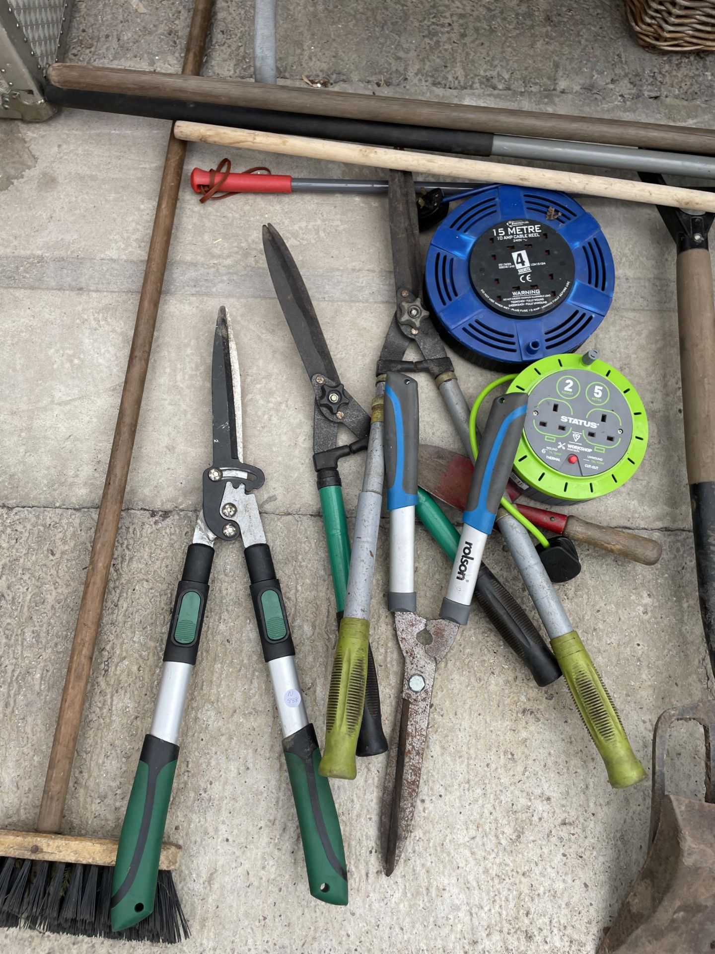 AN ASSORTMENT OF GARDEN TOOLS TO INCLUDE A SPADE, A FORK, SHEARS AND EXTENSION LEADS ETC - Image 3 of 3