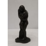 A FIGURINE 'THE LOVERS', HEIGHT 23CM