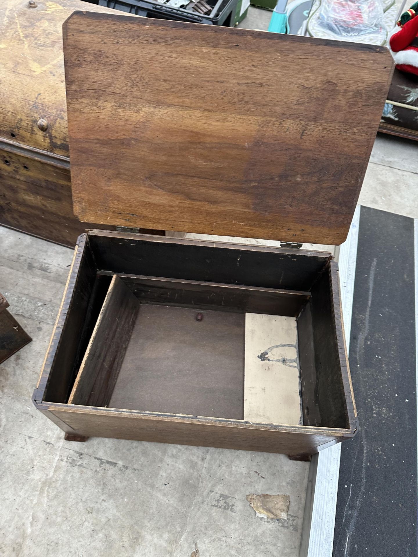 A WOODEN LIDDED BOX AND TWO VINTAGE METAL TRUNKS - Image 3 of 3