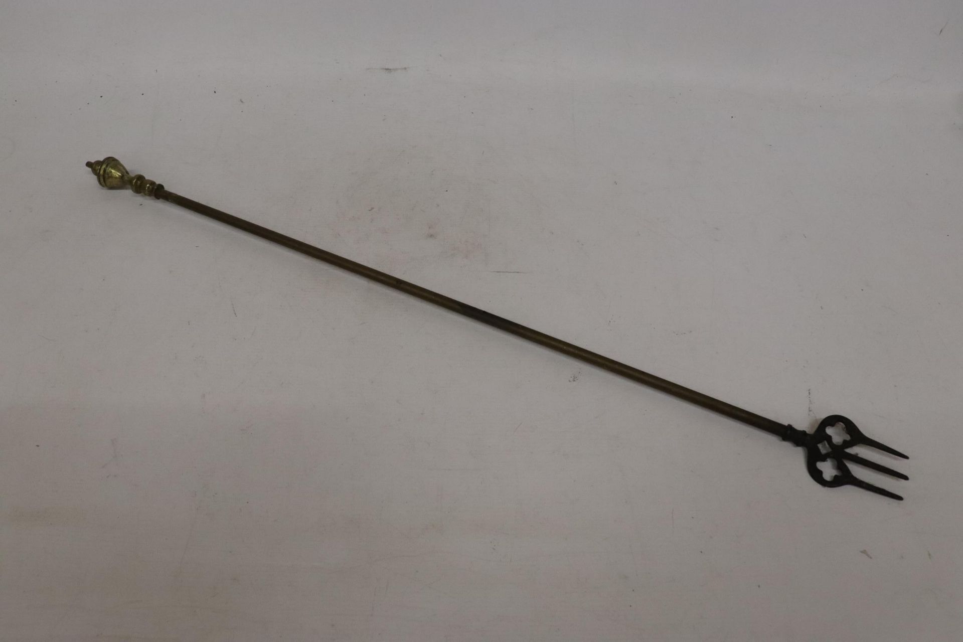 A VINTAGE BRASS TOASTING FORK