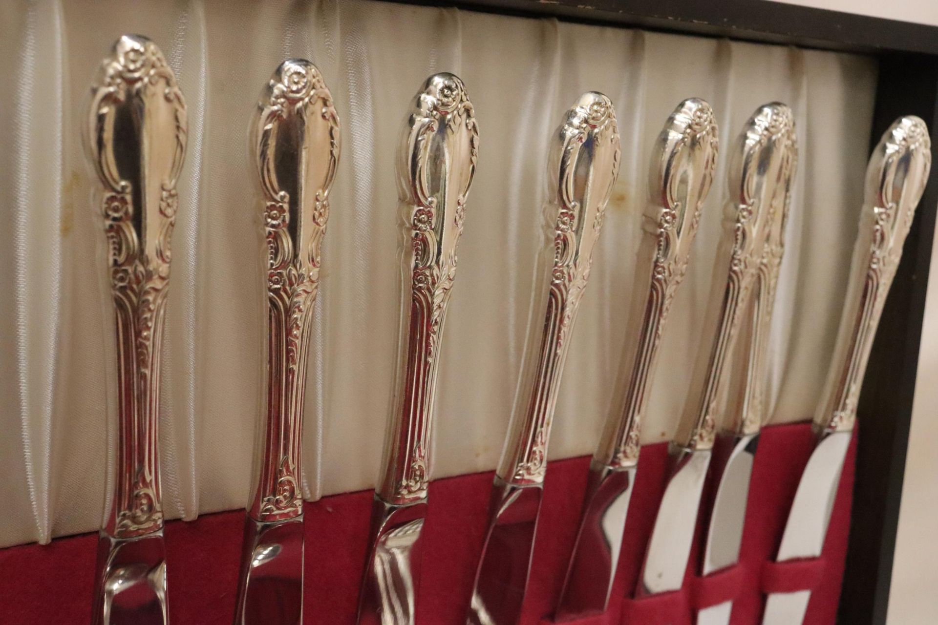 A CANTEEN OF CUTLERY IN A MAHOGANY CASE - Image 4 of 6