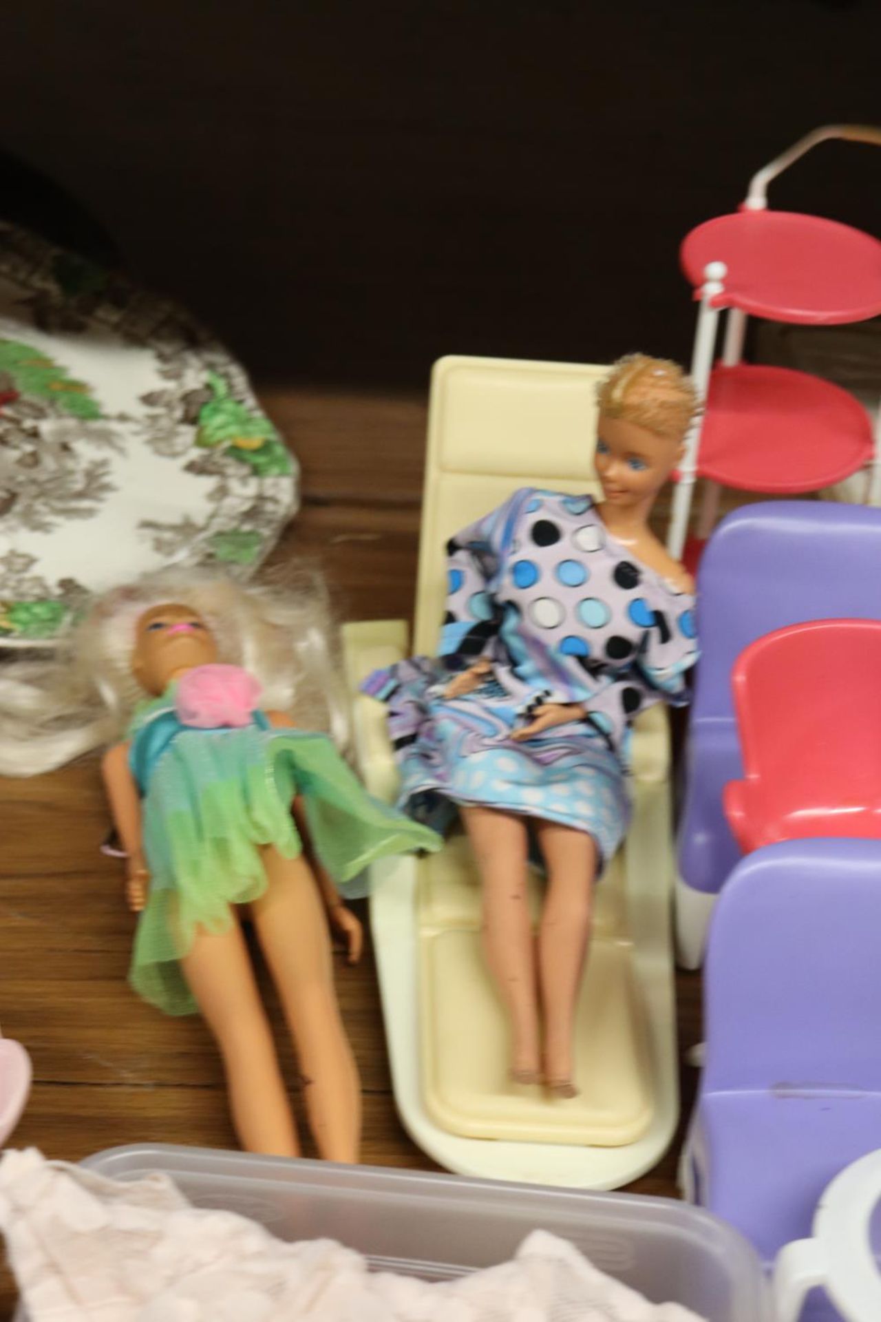 A 1966 AND 1994 BARBIE DOLLS WITH SALON ACCESSORIES, ETC - Image 4 of 4