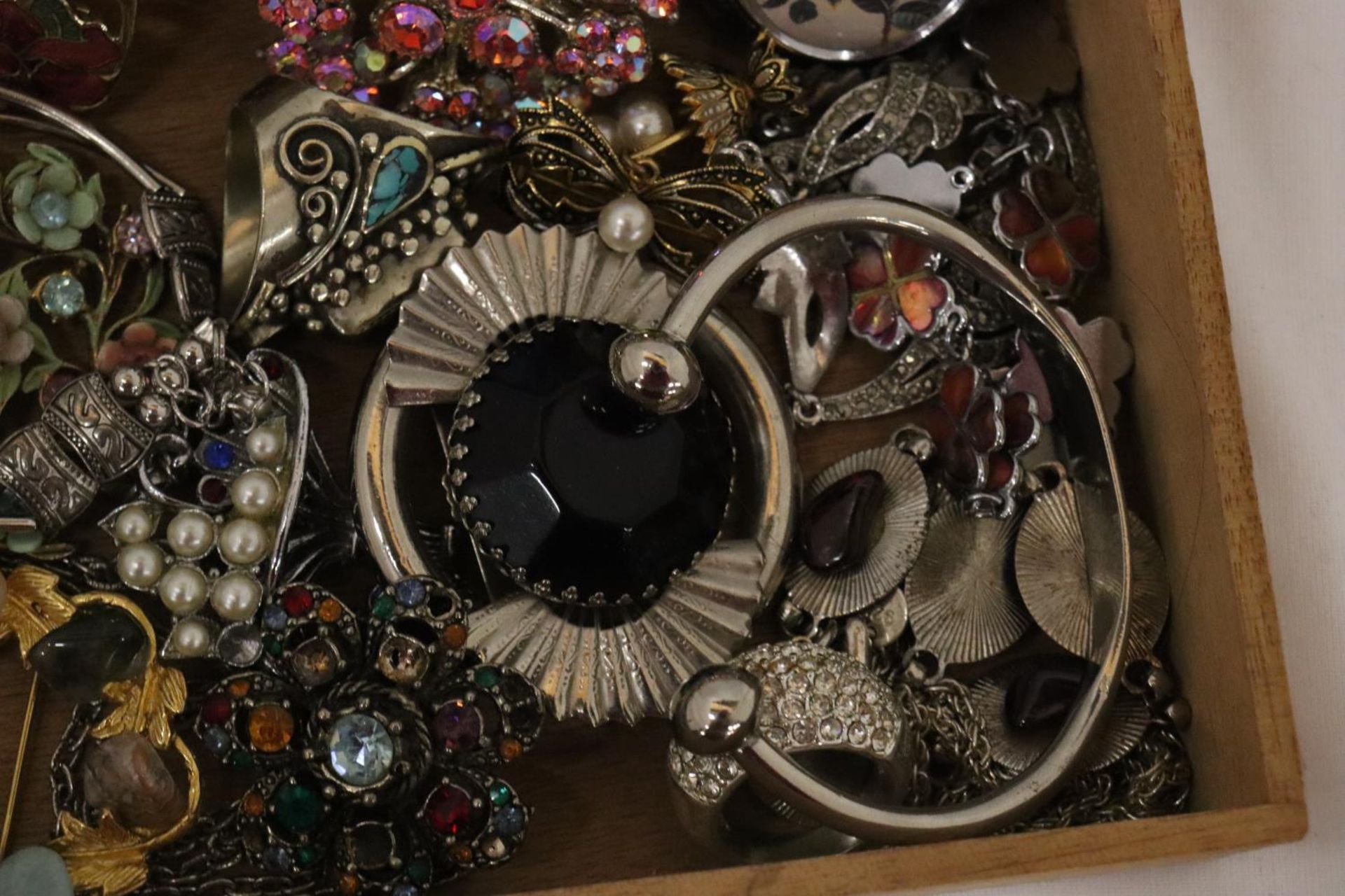 A QUANTITY OF VINTAGE COSTUME JEWELLERY TO INCLUDE RINGS, BROOCHES AND NECKLACES IN A CIGAR BOX - Image 5 of 10