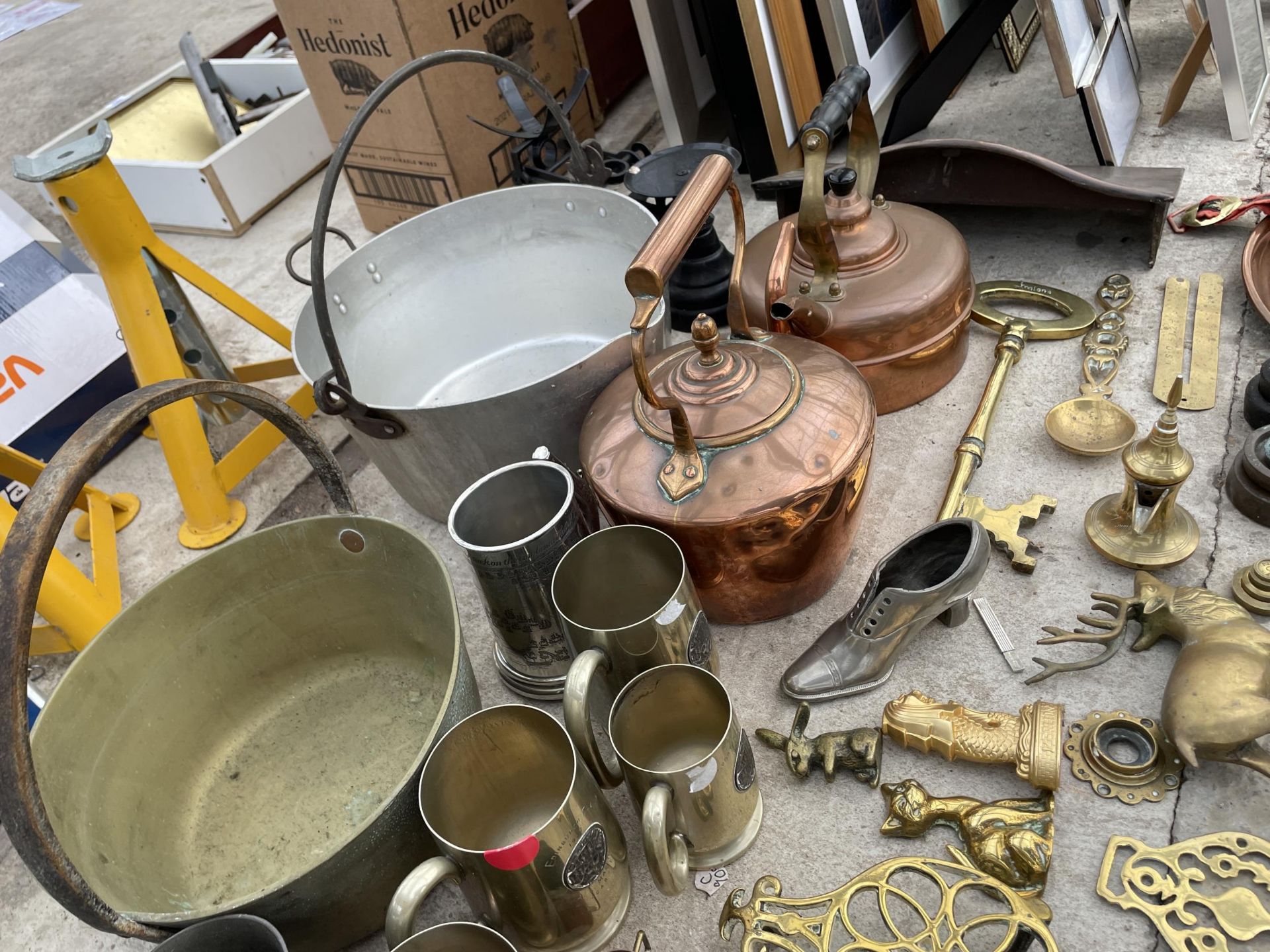 A LARGE ASSORTMENT OF METAL WARE ITEMS TO INCLUDE A LARGE BRASS KEY, COPPER KETTLES AND JAM PANS ETC - Bild 3 aus 4