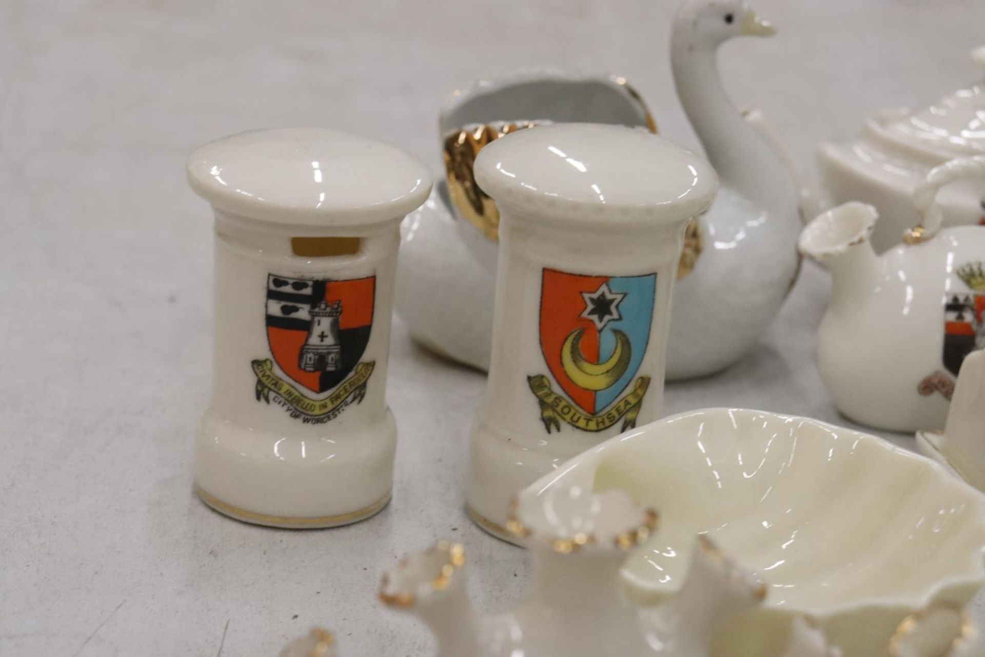 A COLLECTION OF VINTAGE CREST WARE - Image 5 of 18